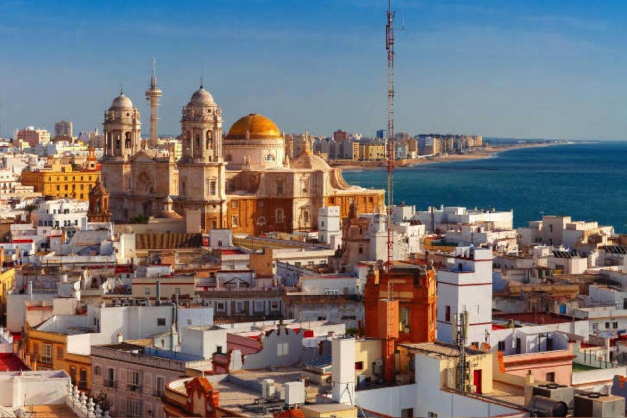 Romantica Vista Al Paseo Maritimo De Cadiz Bagian luar foto