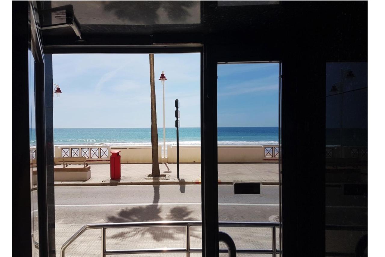 Romantica Vista Al Paseo Maritimo De Cadiz Bagian luar foto